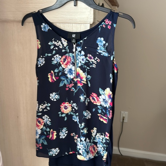 IZ Byer Sleeveless Floral Blouse - Picture 5 of 9